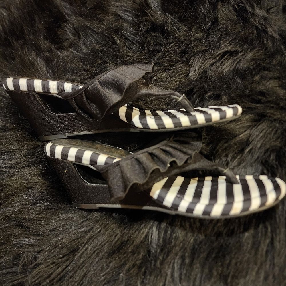 New York Transit Beautiful Black and White Striped Heeled Sandals Size 7M